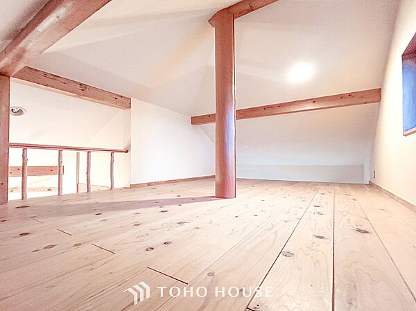 広々したロフトは多目的に使える便利な空間。
