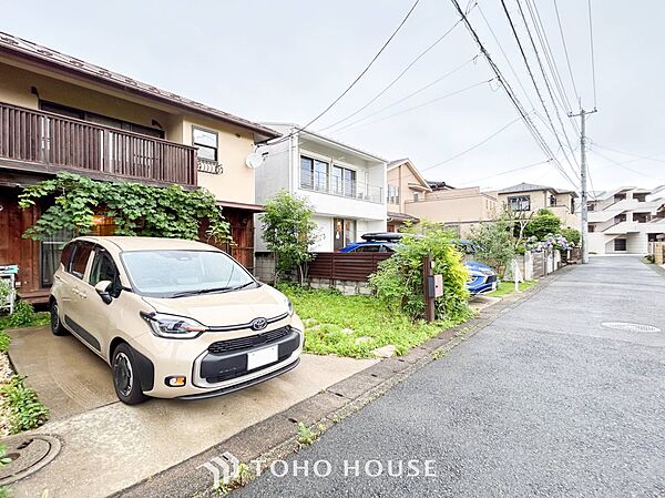 前面道路含む現地写真『快適』は「家」と「街」と「環境」が調和した時に訪れるだと改めて感じさせてくれます。