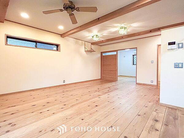 戸建てならではのリビング。落ち着いた色調のリビングは家族団欒の憩いの場所です。