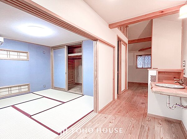 上質感漂う廊下。居住者の帰り、訪れる方を優しく迎え安らぎに満ちた生活空間を予感させます。