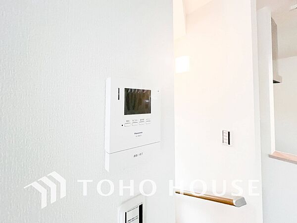 誰が来てもわかる様にモニター付きインターホンを設置。快適と安らぎを合わせた優しい設計。