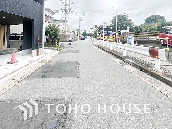 前面道路含む現地写真『快適』は「家」と「街」と「環境」が調和した時に訪れるだと改めて感じさせてくれます。