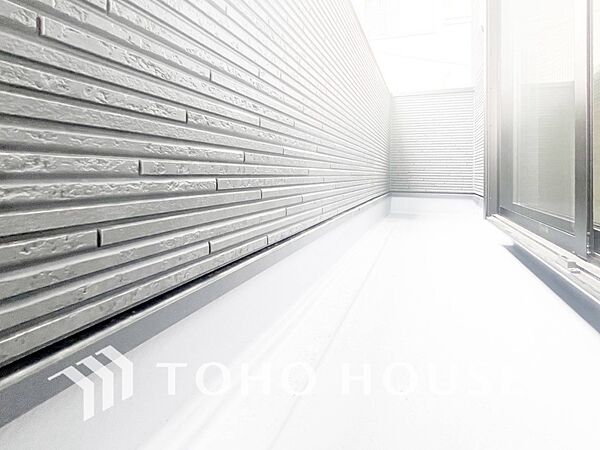 暮らしの中で光と風を演出してくれるバルコニー。
