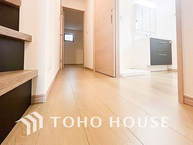 上質感漂う廊下。居住者の帰り、訪れる方を優しく迎え安らぎに満ちた生活空間を予感させます。