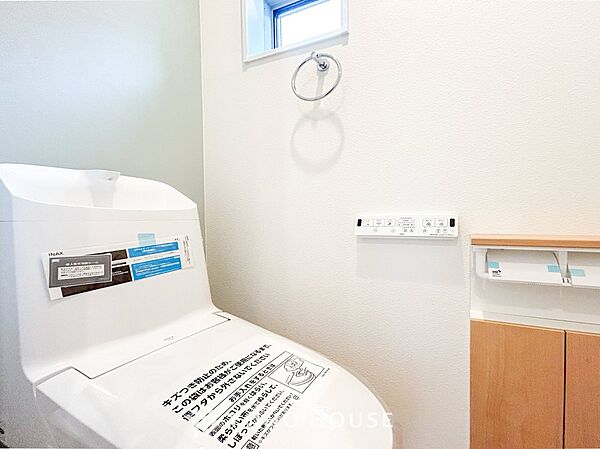 換気と明るさに配慮した清潔感溢れるトイレ。落ち着いた空間で安らぎのひとときをお過ごしいただけます。
