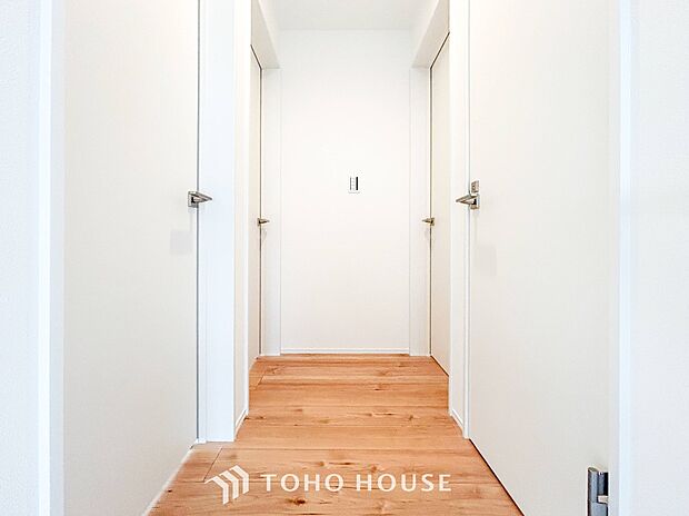 上質感漂う廊下。居住者の帰り、訪れる方を優しく迎え安らぎに満ちた生活空間を予感させます。