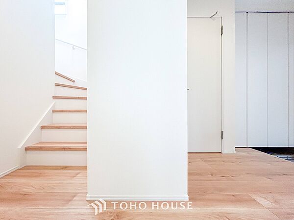 各フロアを結ぶ階段。集いの空間と一人の時間を楽しむプライベートルームをバランスよく繋いでいます。
