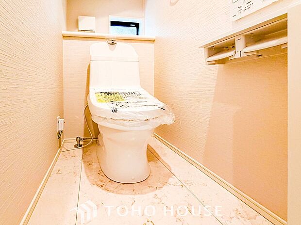 トイレはシンプルにホワイトで統一した温水洗浄付です。