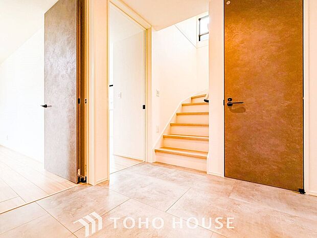 上質感漂う廊下。居住者の帰り、訪れる方を優しく迎え安らぎに満ちた生活空間を予感させます。