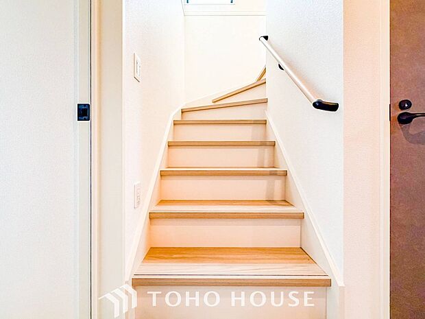 各フロアを結ぶ階段。集いの空間と一人の時間を楽しむプライベートルームをバランスよく繋いでいます。