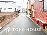 外観：前面道路含む現地写真『快適』は「家」と「街」と「環境」が調和した時に訪れるだと改めて感じさせてくれます。