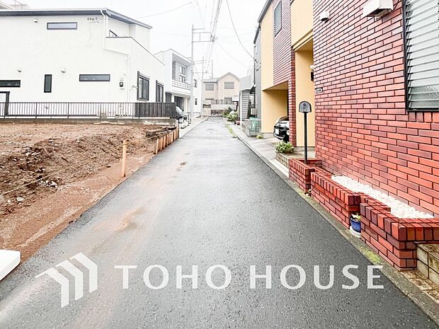 前面道路含む現地写真『快適』は「家」と「街」と「環境」が調和した時に訪れるだと改めて感じさせてくれます。
