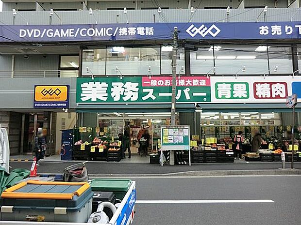 お手頃価格で食料品が買える主婦の強い見方のスーパー。営業時間は朝9時から夜22時まで。