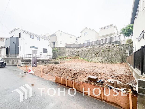 閑静な住宅地で小さなお子様がいるご家族にも安心。気品ある街並みと閑静な住環境が魅力です。