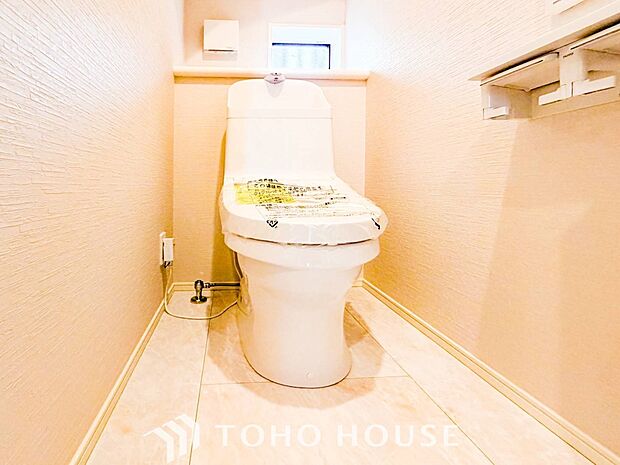トイレはシンプルにホワイトで統一した温水洗浄付です。