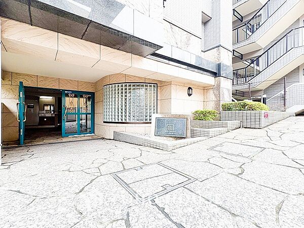 住まう誇らしさと安心感を演出する落ち着いた雰囲気のエントランス。