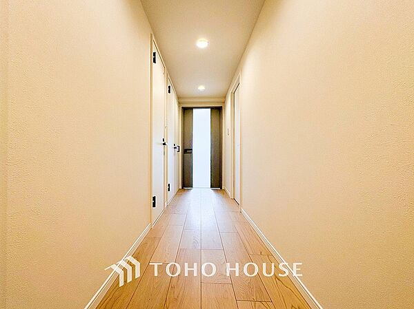 上質感漂う廊下。居住者の帰り、訪れる方を優しく迎える・安らぎに満ちた生活空間を予感させる。