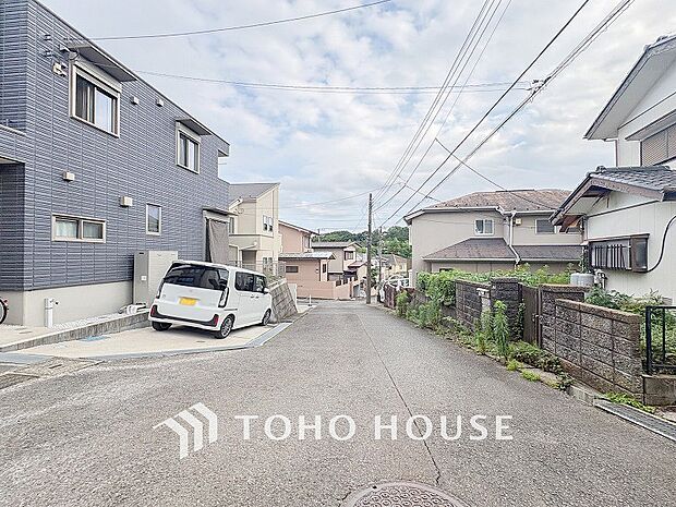 前面道路含む現地写真『快適』は「家」と「街」と「環境」が調和した時に訪れるだと改めて感じさせてくれます。