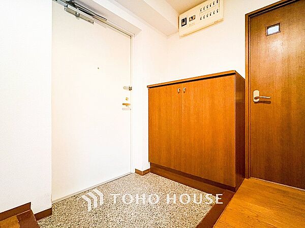 居住者の帰り、訪れる方を優しく迎えてくれる開放感のある玄関。
