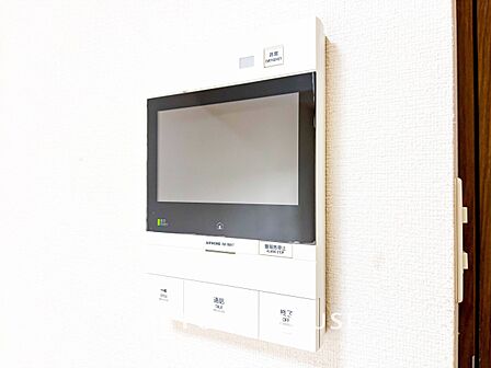 誰が来てもわかる様にモニター付きインターホンを設置。快適と安らぎを合わせた優しい設計。