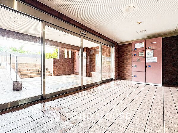 光あふれる開放感あるエントランスは上質で洗練された空間。