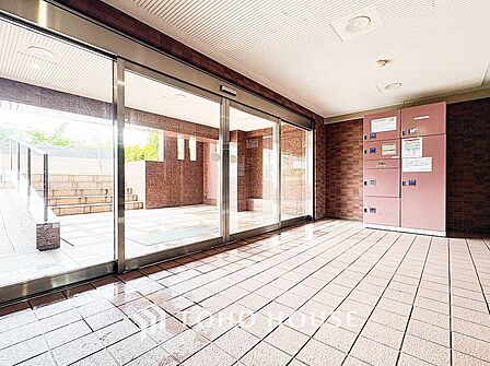 光あふれる開放感あるエントランスは上質で洗練された空間。