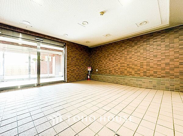 住まう誇らしさと安心感を演出する落ち着いた雰囲気のロビー。