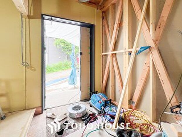 居住者の帰り、訪れる方を優しく迎えてくれる玄関です。