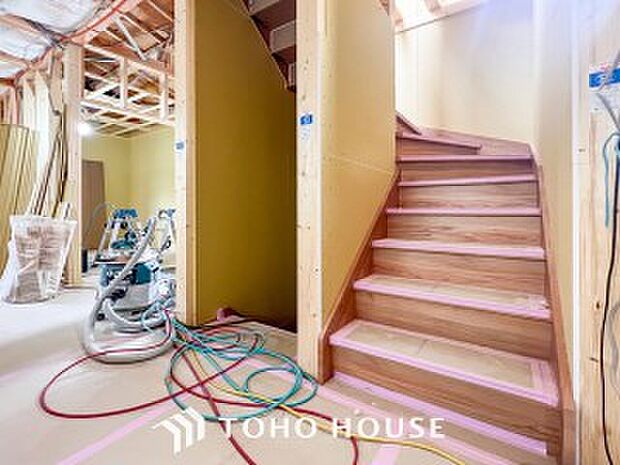パブリックゾーンとプライベートゾーン繋ぐ階段。豊かな陽光が注ぎ込み、爽やかな住空間を演出。