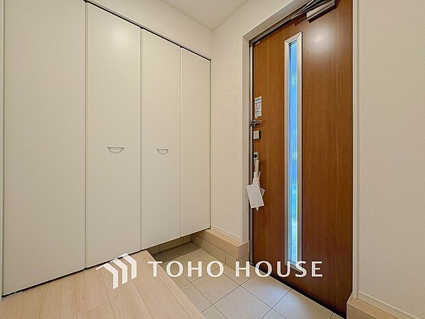 居住者の帰り、訪れる方を優しく迎えてくれる開放感のある玄関。
