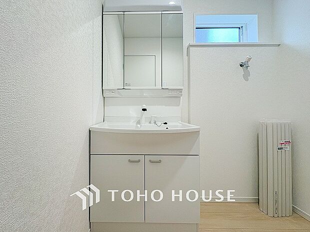 洗面台・洗面所小窓が設置され、湿気がこもりやすい室内の換気・採光に配慮されています。