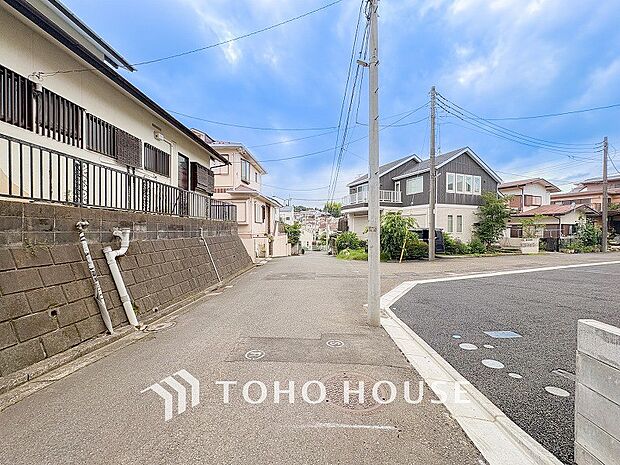 前面道路含む現地写真『快適』は「家」と「街」と「環境」が調和した時に訪れるだと改めて感じさせてくれます。