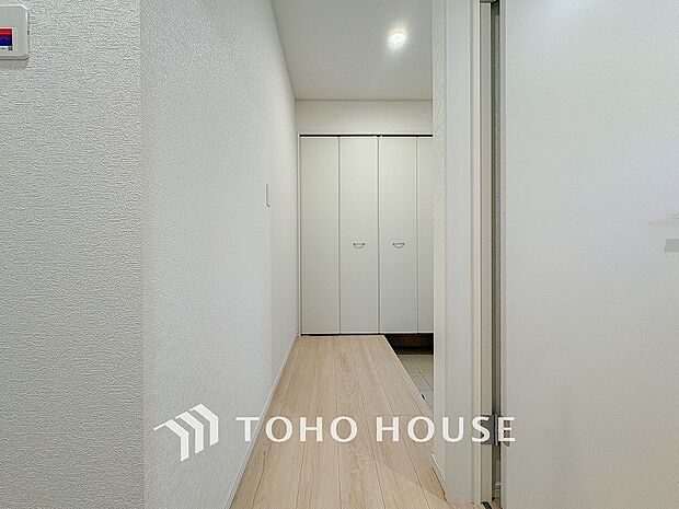 上質感漂う廊下。居住者の帰り、訪れる方を優しく迎え安らぎに満ちた生活空間を予感させます。