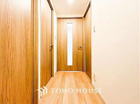 上質感漂う廊下。居住者の帰り、訪れる方を優しく迎える・安らぎに満ちた生活空間を予感させる。