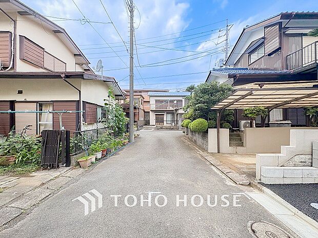 前面道路含む現地写真『快適』は「家」と「街」と「環境」が調和した時に訪れるだと改めて感じさせてくれます。