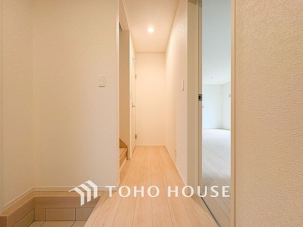 上質感漂う廊下。居住者の帰り、訪れる方を優しく迎え安らぎに満ちた生活空間を予感させます。
