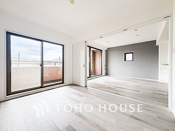 隣接するお部屋の扉を開放すればリビングと一体化してより広々した空間が生まれます。
