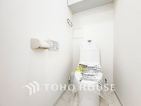 トイレはシンプルにホワイトで統一した温水洗浄付です。