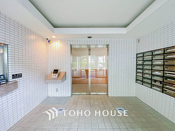 心地よい光と風があふれたエントランス。清潔感があり、行き届いた管理体制がうかがえます。