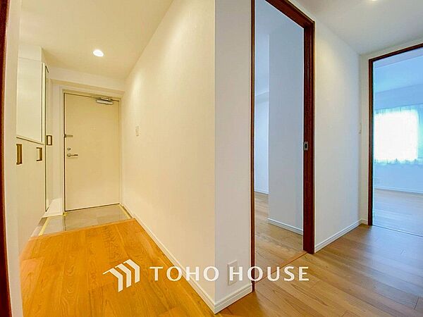 上質感漂う廊下。居住者の帰り、訪れる方を優しく迎える・安らぎに満ちた生活空間を予感させる。