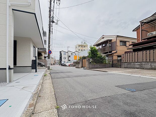 前面道路含む現地写真『快適』は「家」と「街」と「環境」が調和した時に訪れるだと改めて感じさせてくれます。