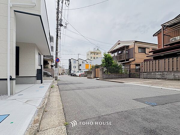 前面道路含む現地写真『快適』は「家」と「街」と「環境」が調和した時に訪れるだと改めて感じさせてくれます。
