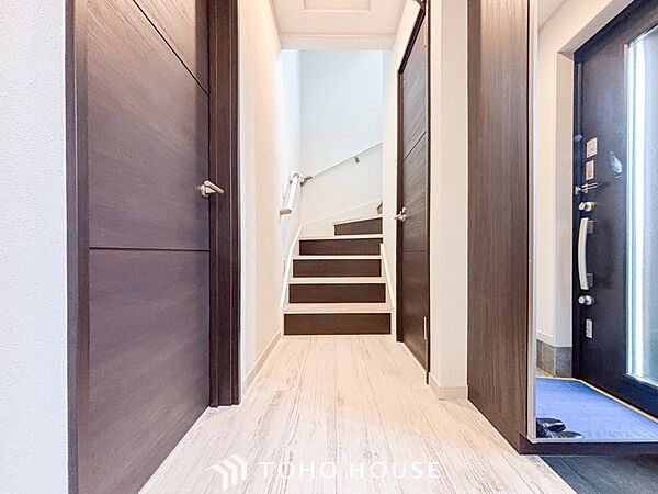 上質感漂う廊下。居住者の帰り、訪れる方を優しく迎え安らぎに満ちた生活空間を予感させます。
