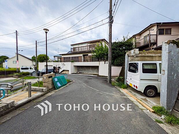 落ち着きのある閑静な住宅街に佇む邸宅。きっとここからご家族のかけがえのない想い出が作られることでしょう。