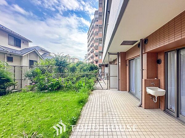プライベート性が確保された専用庭に続くテラス。
