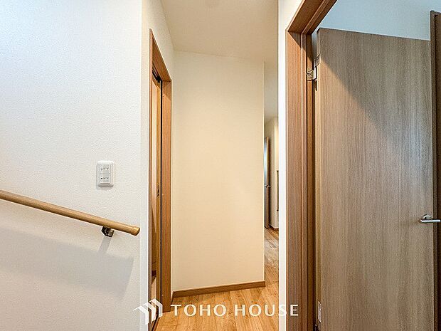 上質感漂う廊下。居住者の帰り、訪れる方を優しく迎え安らぎに満ちた生活空間を予感させます。