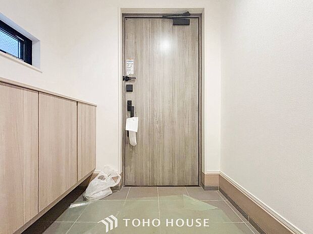 居住者の帰り、訪れる方を優しく迎えてくれる玄関です。