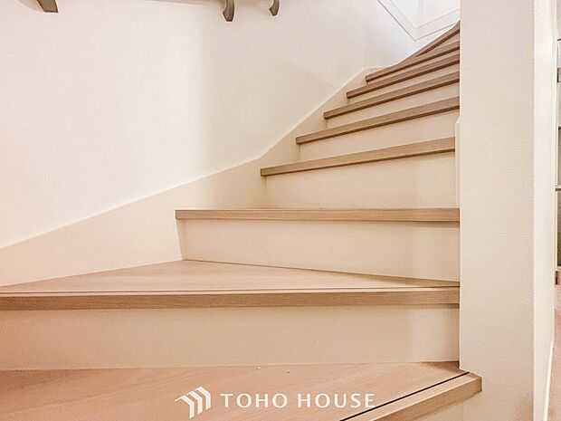 パブリックゾーンとプライベートゾーン繋ぐ階段。豊かな陽光が注ぎ込み、爽やかな住空間を演出。