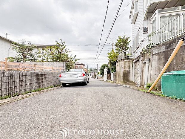 前面道路含む現地写真『快適』は「家」と「街」と「環境」が調和した時に訪れるだと改めて感じさせてくれます。