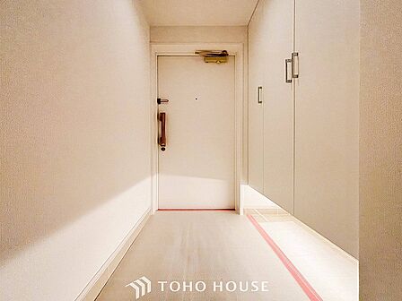 明るくコントラストのある、開放感と清潔感を兼ね備えた玄関。